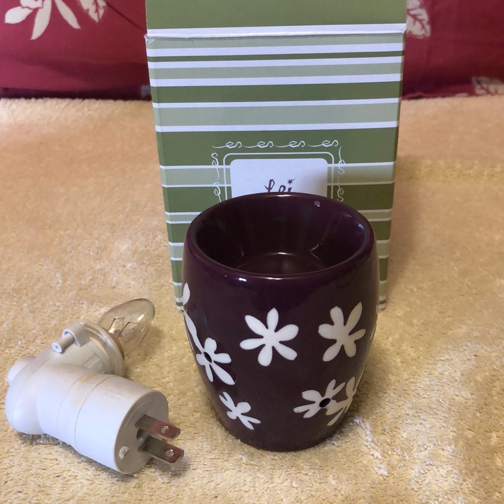 Retired Scentsy Nightlight/Plug-In Warmer “Lei” Plum Purple w/White Flowers
